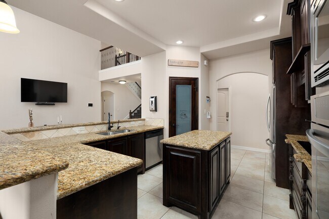 Building Photo - 2412 Serrano St