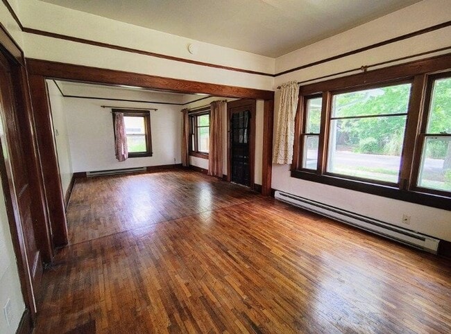 Building Photo - Adorable 3 Bedroom 1 Bath Cape Cod Home
