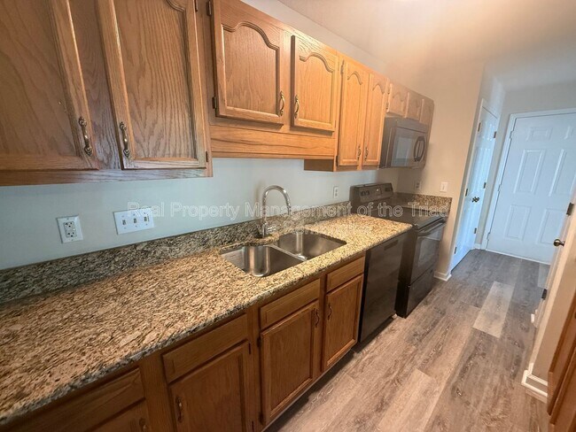 Foto del edificio - 5930 W Friendly Ave