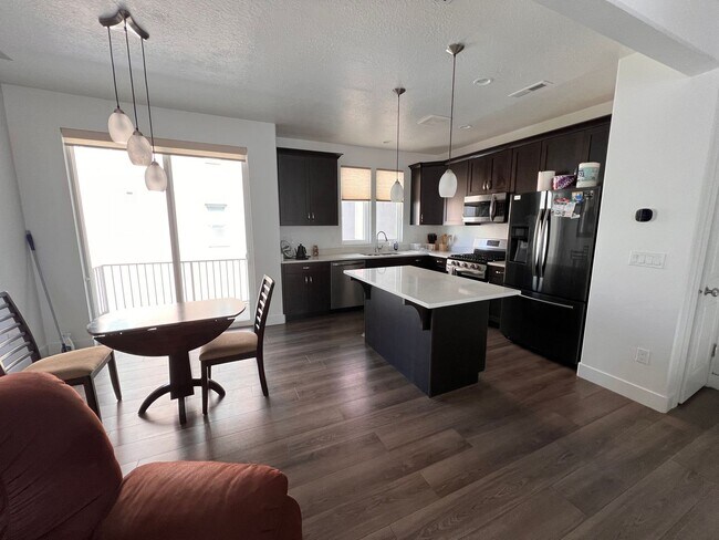 Foto del edificio - Modern 2 Bedroom Townhome with Stunning La...