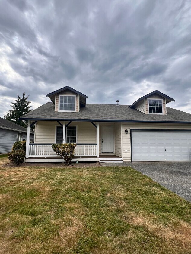 Primary Photo - 4 Bedroom 2 Bathroom House Available Now!!!
