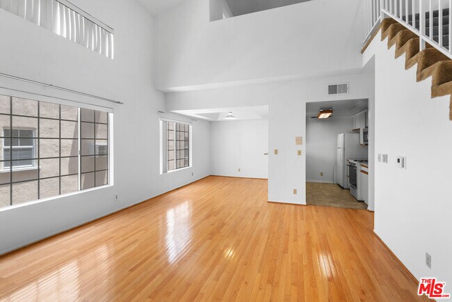 Foto del edificio - 607 N Rossmore Ave