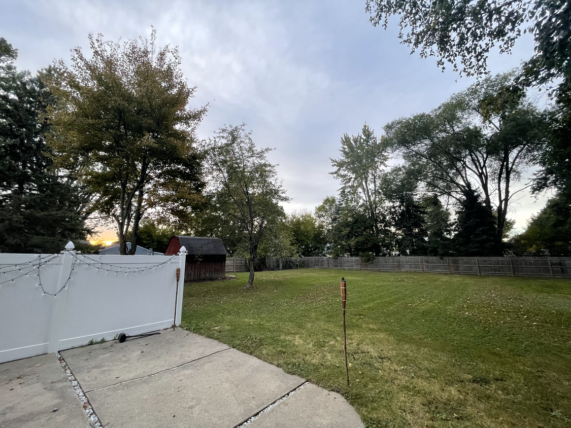 Large Backyard with new privacy fence - 12056 Elm St