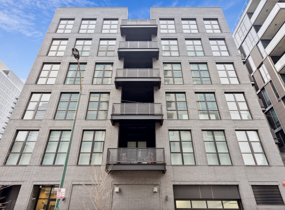 Primary Photo - 128 S Green St