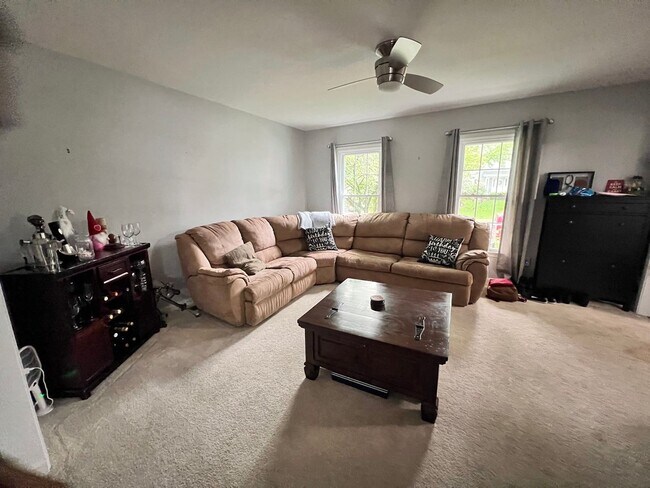 Foto del edificio - Gorgeous 5 Bed 3.5 Bath Single Family Home...