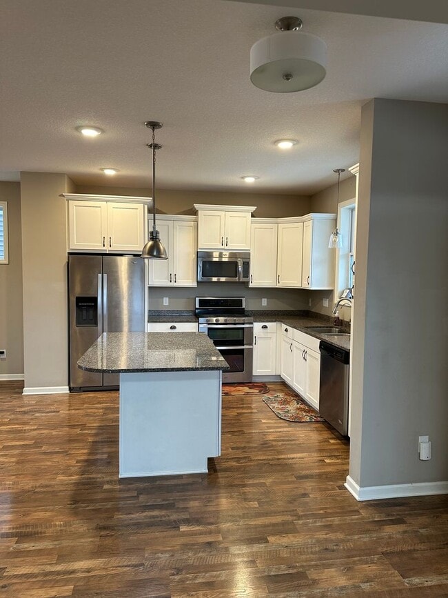 Foto del edificio - Beautiful 3 bed 3 bath home in the heart of Eden prairie!