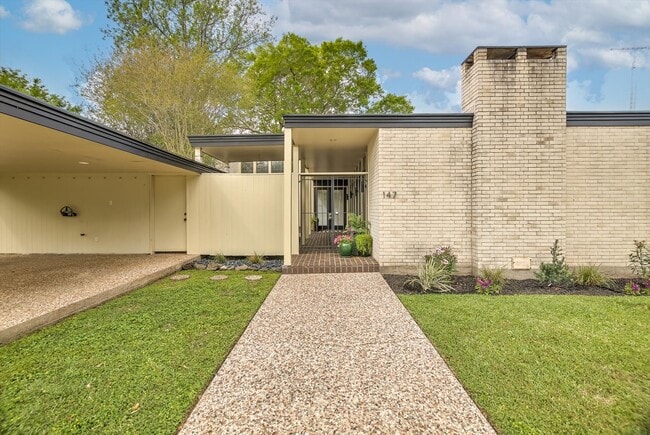 Building Photo - 147 Valley Dr