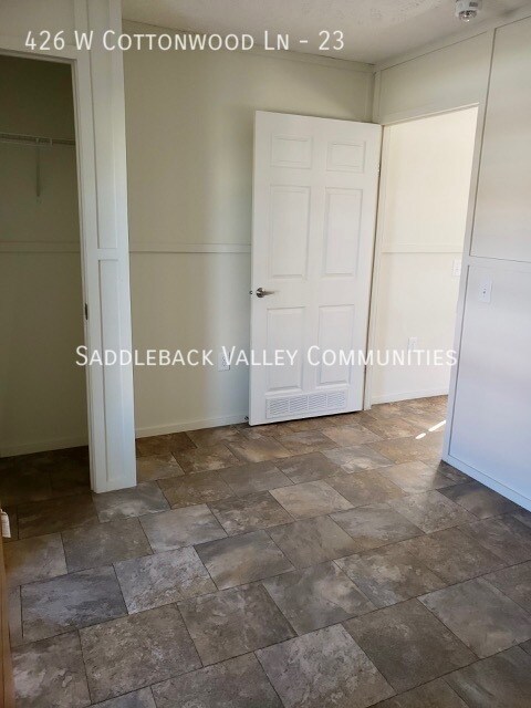 Building Photo - 2 bedroom 1 bath Available now!