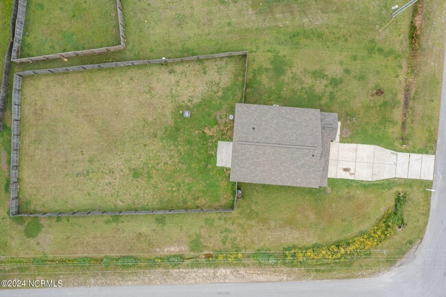 Building Photo - 223 Gladstone Dr