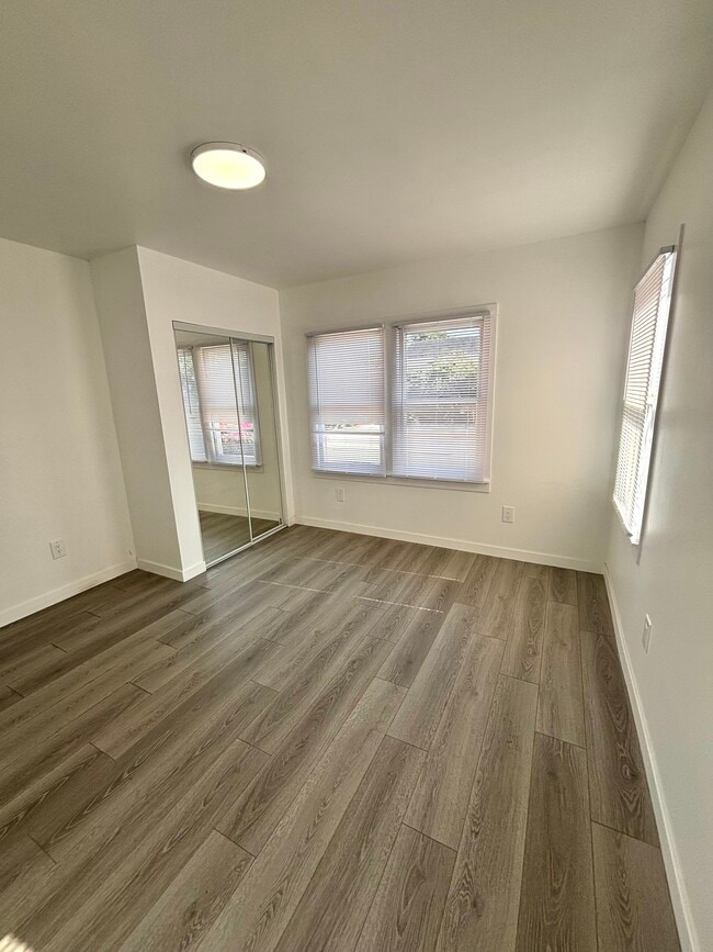 Building Photo - 1956 1/2 Park Grove Ave