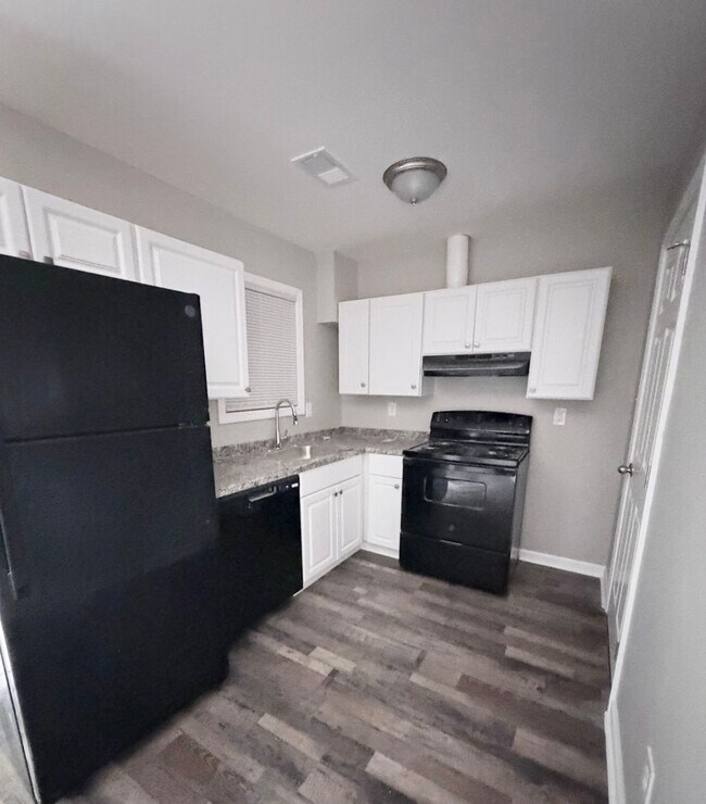 Foto del edificio - Newly Renovated 2-Bedroom Townhouse in a Prime Location!