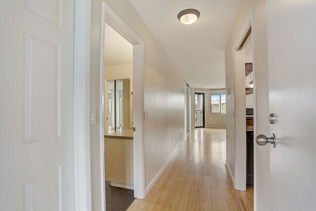 Building Photo - Jr. 1 BD w/Parking and Storage(Walking dis...