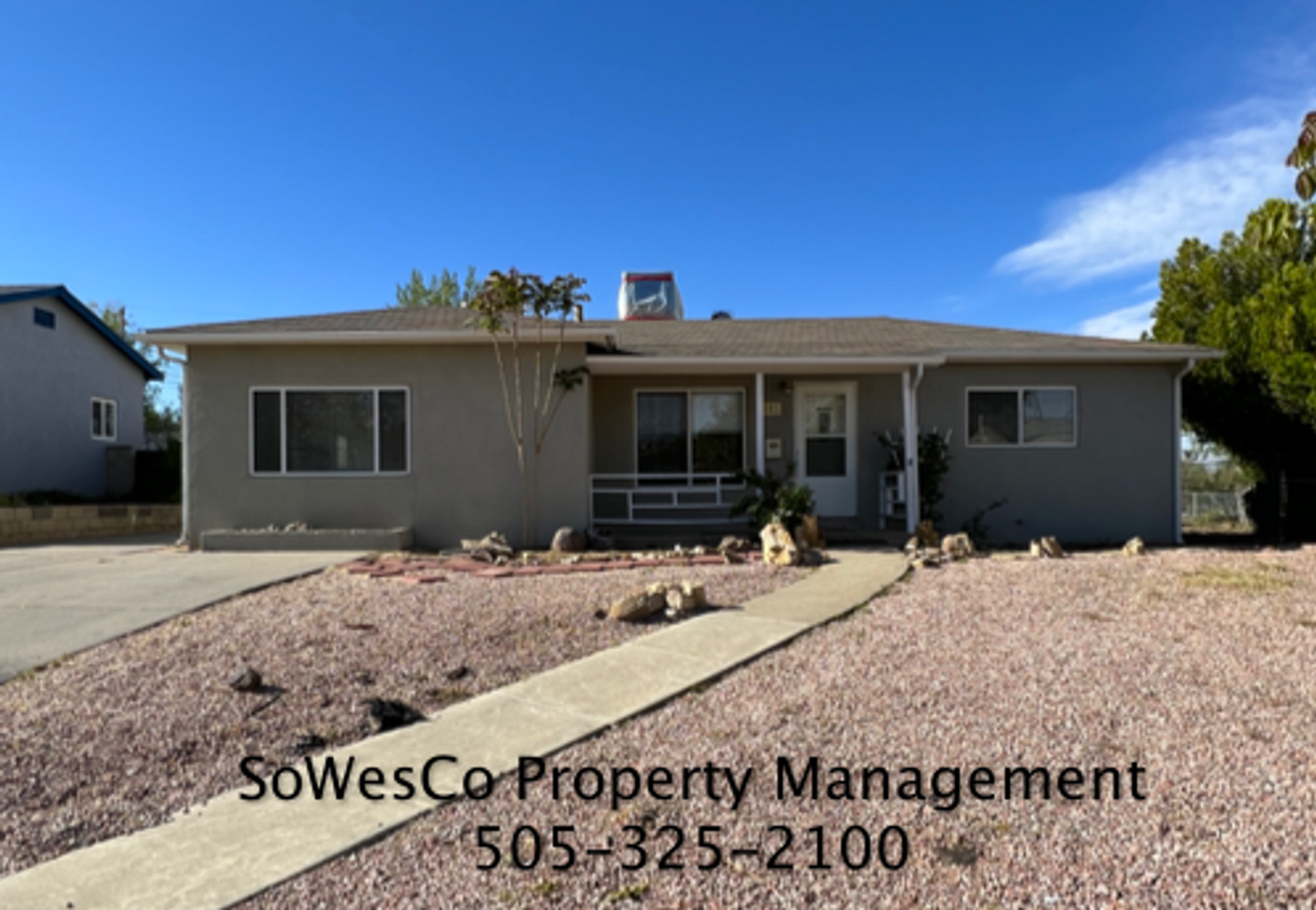 Primary Photo - Beautiful Spacious Home with Large Yard & ...