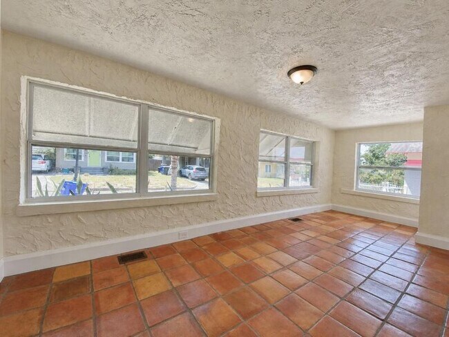 Building Photo - [748/750/756/758] Winfree Ave