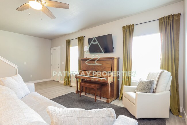 Building Photo - Eagle Mountain Gem! 3BD/3.5BA Home Modern ...