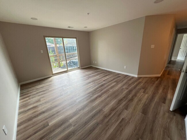 Foto del edificio - 3-Bedroom, 2-Bathroom Apartment on Bloomington's Eastside