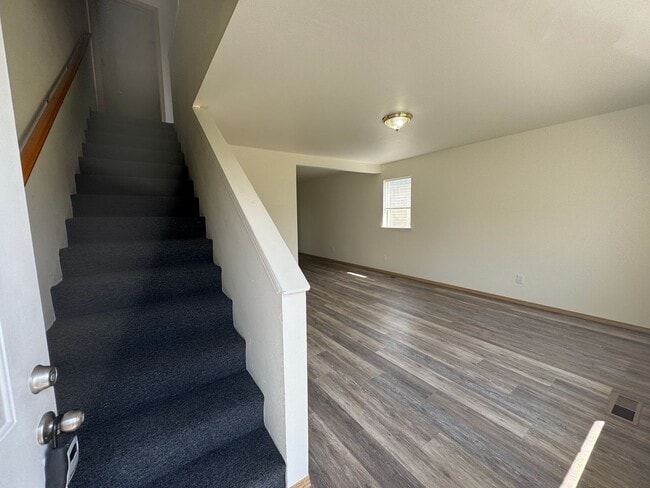 Building Photo - 2 Bed 1.5 Bath Unit!