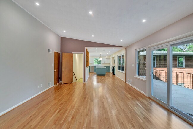 Building Photo - 90 Quaint Acres Dr