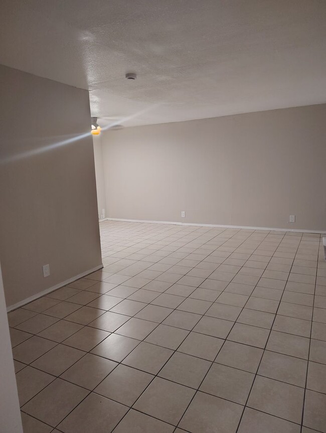 Building Photo - COMING SOON - Recently updated 2 bed -1 bath aprox 800 sq ft 2nd and Montano