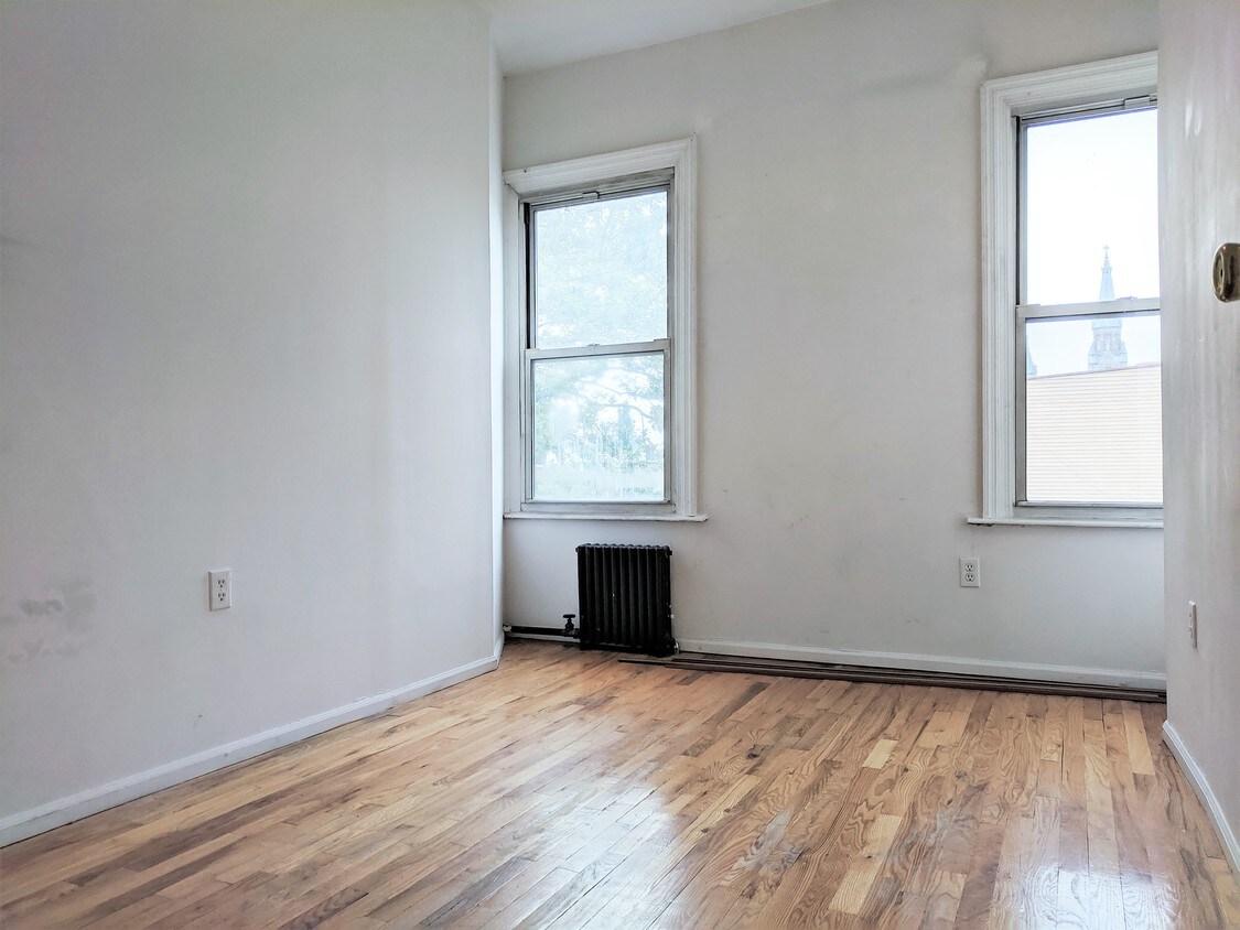 Primary Photo - 110 N Henry St