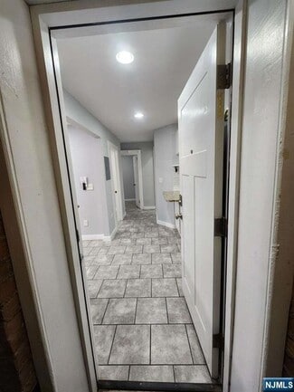 Building Photo - 237 Spring St