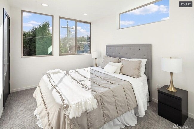 Building Photo - Updated West Seattle 3BR Townhome with Rooftop Deck!