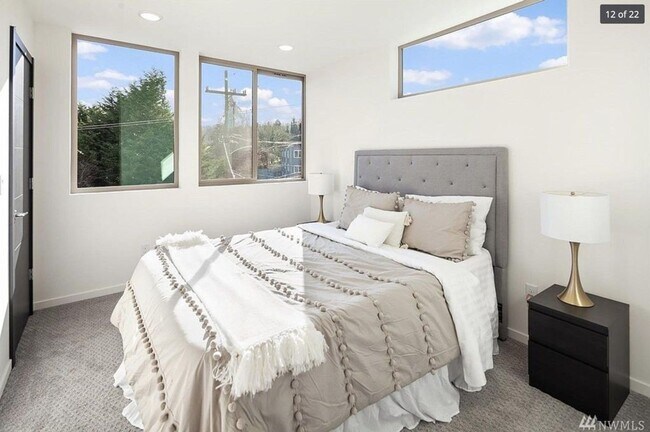 Foto del edificio - Updated West Seattle 3BR Townhome with Rooftop Deck!