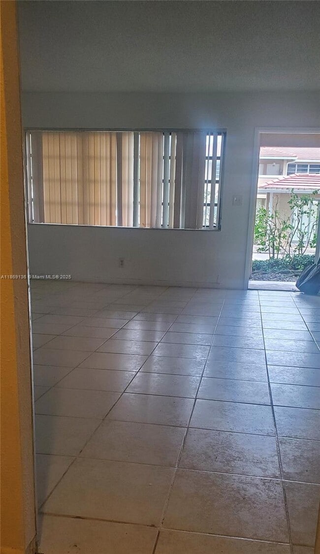 Foto del edificio - 10080 Twin Lakes Dr