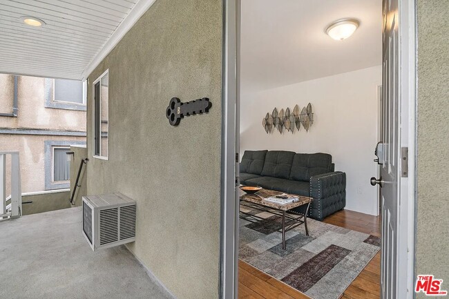 Building Photo - 5249 Satsuma Ave