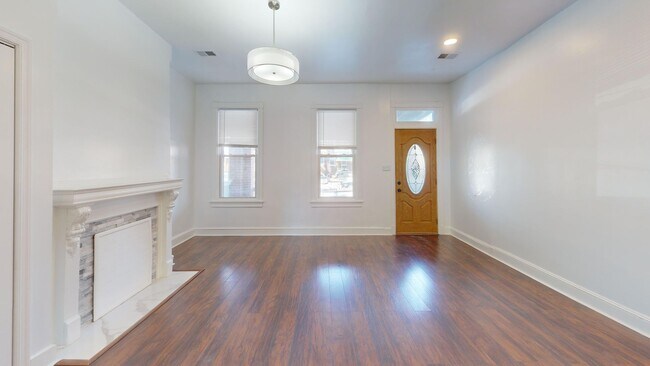 Foto del edificio - Four Bedroom 2,500 Square Foot House W/Back Patio, Multiple Kitchens/Laundry Facilities