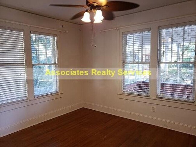 Foto del edificio - Walk to UF!   Cute/Historic 3 bedroom, 2 bath, LOOK!