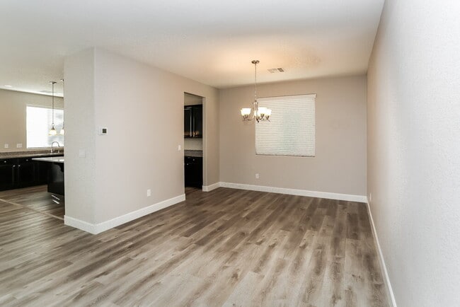 Foto del edificio - 8016 Central Railroad Ct