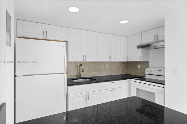 Foto del edificio - 4335 NW S Tamiami Canal Dr