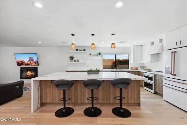 Building Photo - 8151 E Del Caverna Dr