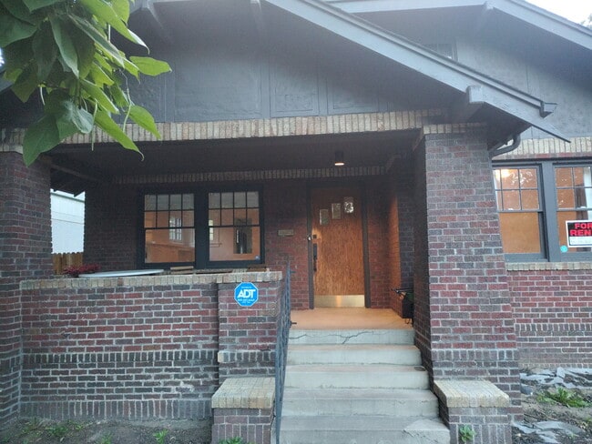 Your own personal front porch to sip coffee in the sun drenched morning - 1235 S University Blvd (Denver, CO) House