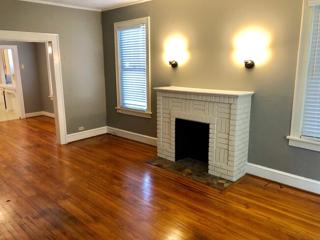 Building Photo - 1BR/1BA Broadmoor Duplex Available