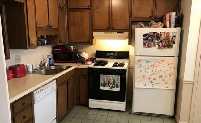 Foto del edificio - Room in Townhome on Patterson Cir