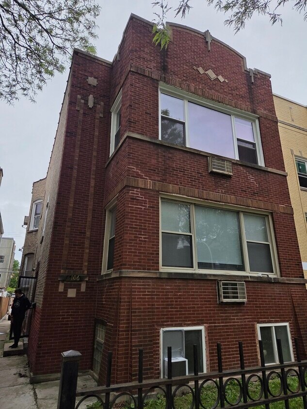 Primary Photo - 6106 N Washtenaw Ave