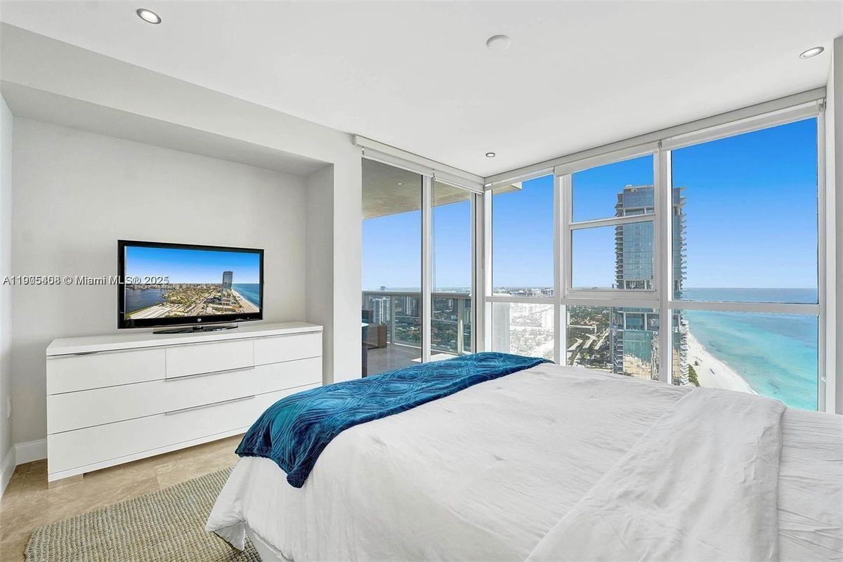 Foto del edificio - 18201 Collins Ave