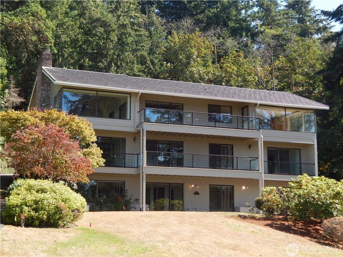 Primary Photo - 5bd/5ba Bellevue Home