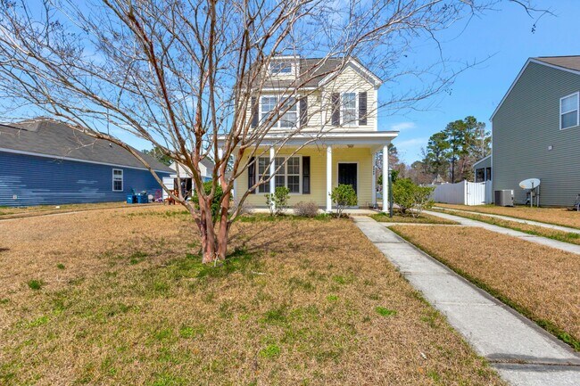 Foto del edificio - "Move-in ready 3-bed home with pond views ...