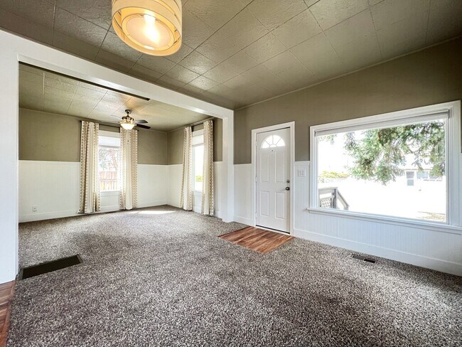 Foto del edificio - 4723 W Irving St