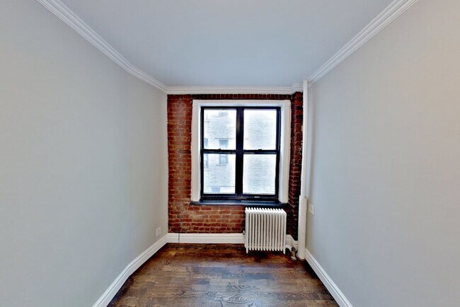 Building Photo - 416 E 13th St