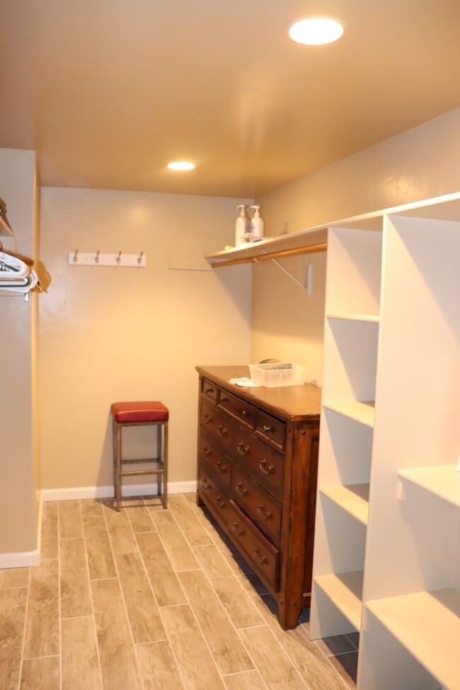 Building Photo - 4 Bedroom 3 Bath