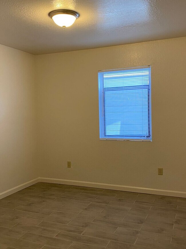 Foto del edificio - 3 bedroom unit with private laundry. 2 OFF...
