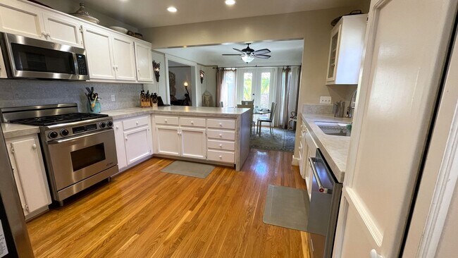 Building Photo - Charming Historic Point Loma Home! Featuri...