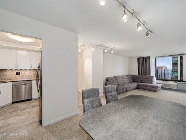 Foto del edificio - 155 N Harbor Dr