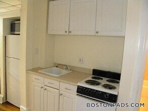 Building Photo - 879 Beacon St