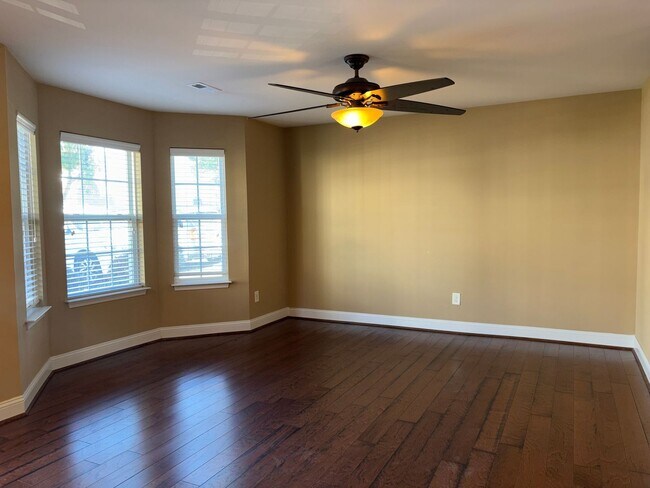 Building Photo - 2 Bedroom, 2.5 Bathroom Townhouse in Green...