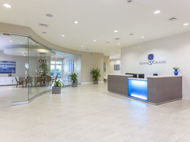 Building Photo - 910 S Douglas Rd